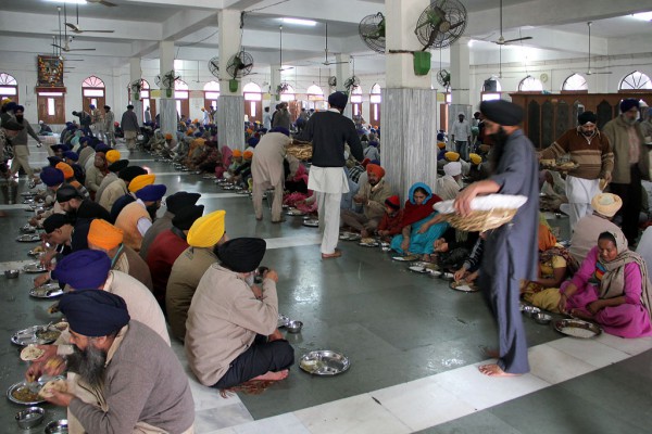 Golden Tample in India people eating