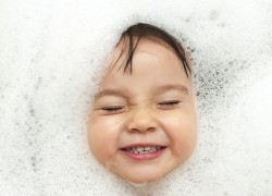 Happy Baby Bath