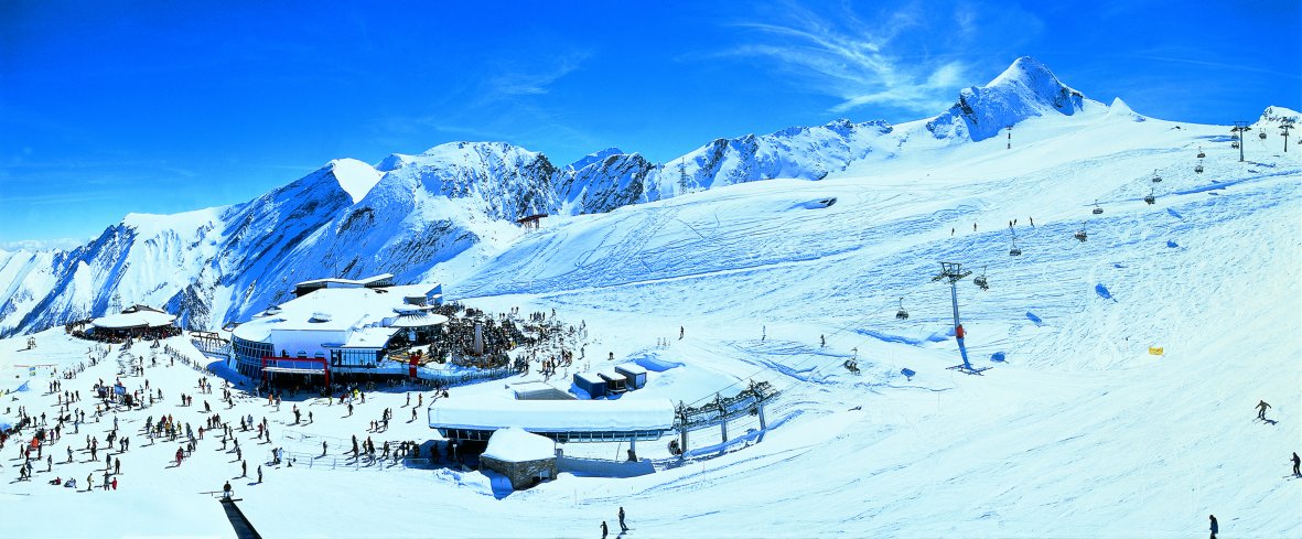 Kitzbuhel ski paths and lifts in Austria