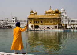 amritsar-punjab-india-golden-temple-m-sikh-man-in-traditional-dress-and-turban-at-the-golden-temple