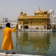 amritsar-punjab-india-golden-temple-m-sikh-man-in-traditional-dress-and-turban-at-the-golden-temple