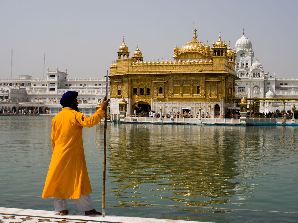 amritsar-punjab-india-golden-temple-m-sikh-man-in-traditional-dress-and-turban-at-the-golden-temple