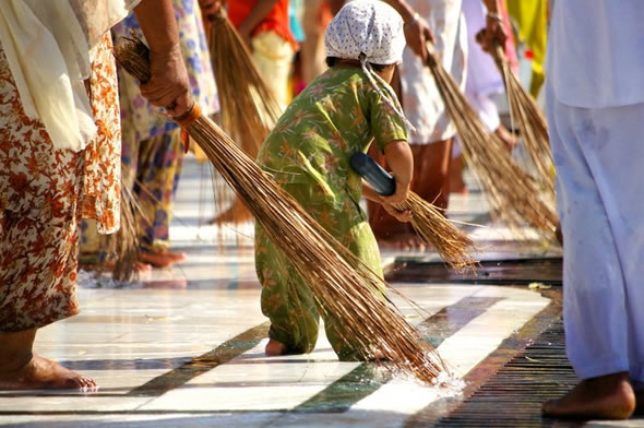 child cleaning in-golden-temple-amritsar-india