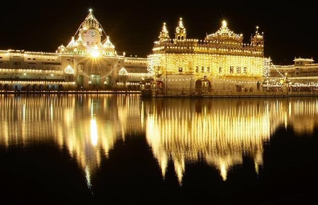 golden-temple druting night with reflection in the water