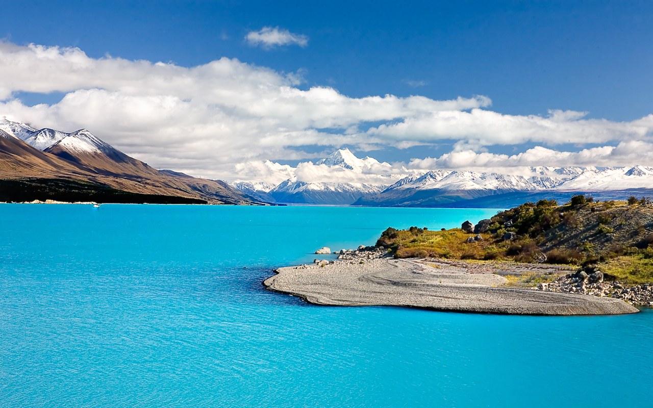 New Zealand landscape with lake mountains snow