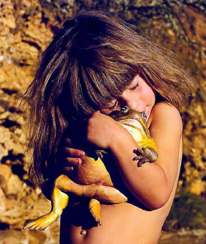 Tippi Degre huging a frog