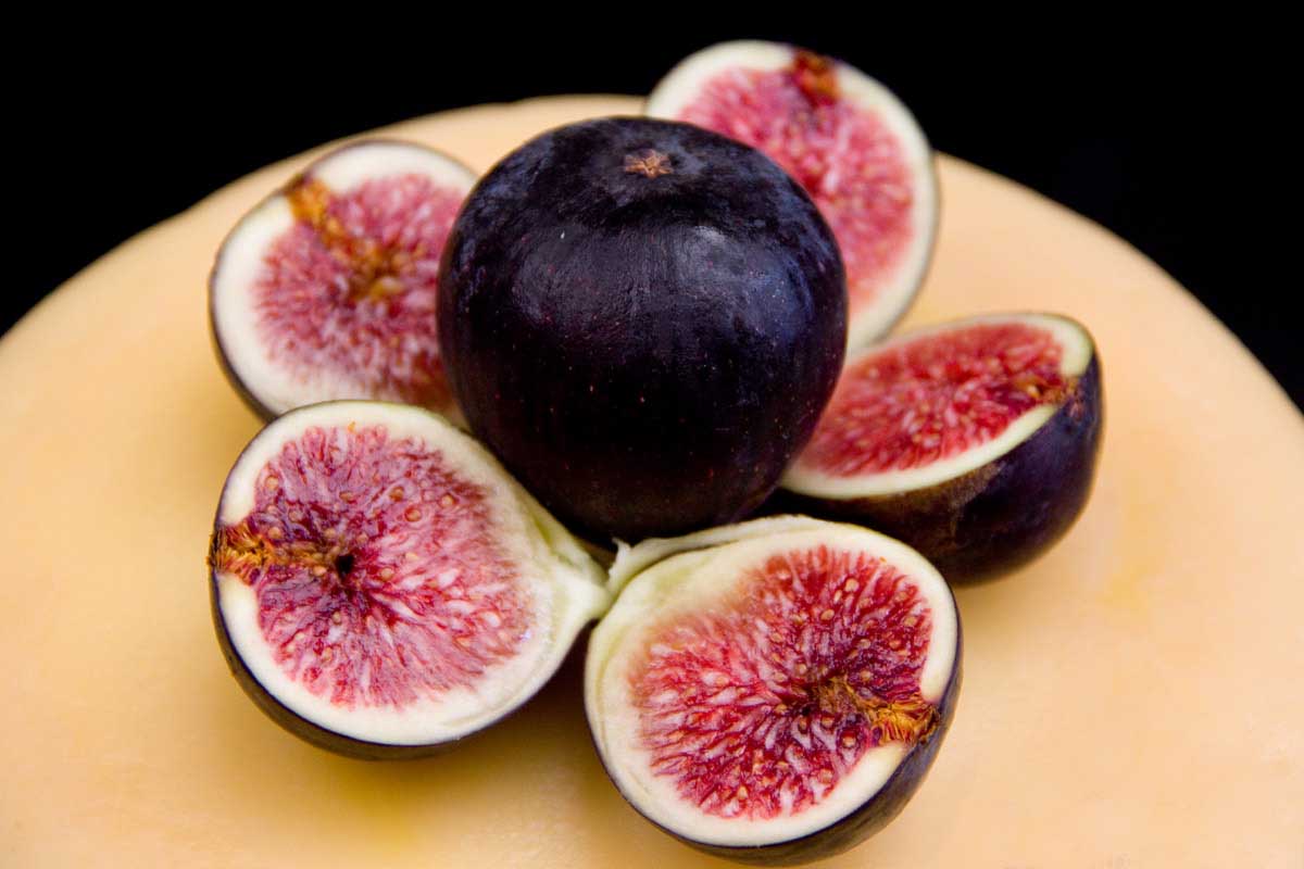 Figs fruit on table