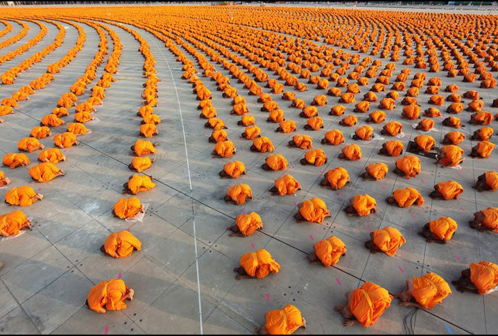 The sound of mass prayer prayers dressed in orange robes