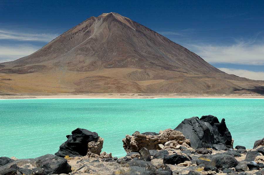 Licancabur-lake,-green-lake-Chile