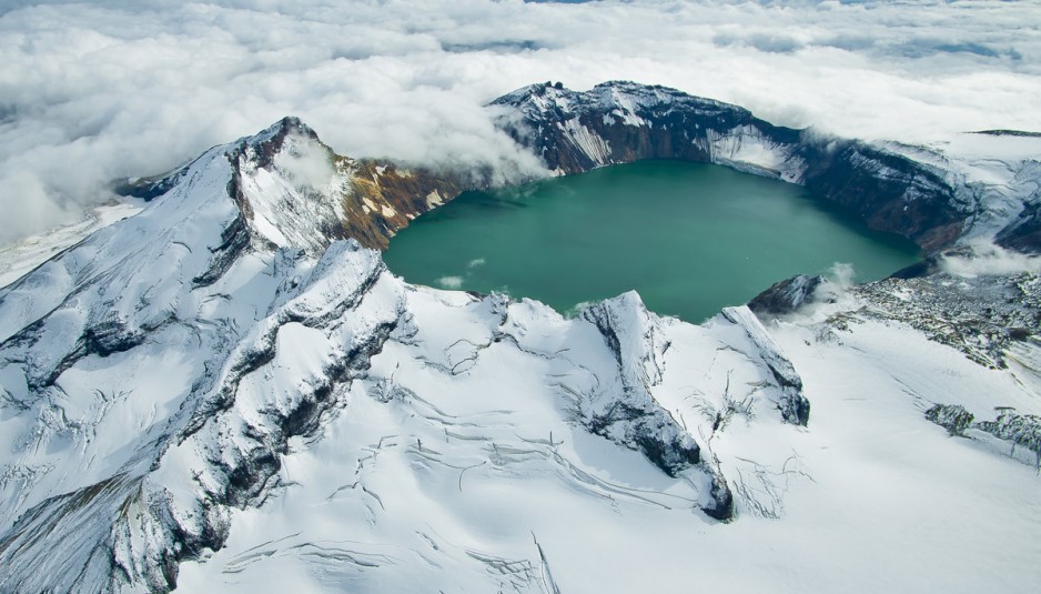 crater-lake-in-katmai-national-park-alaska-usa