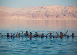 Deadsea-healing-powers,-people-swiming-in-dead-sea,-Israel