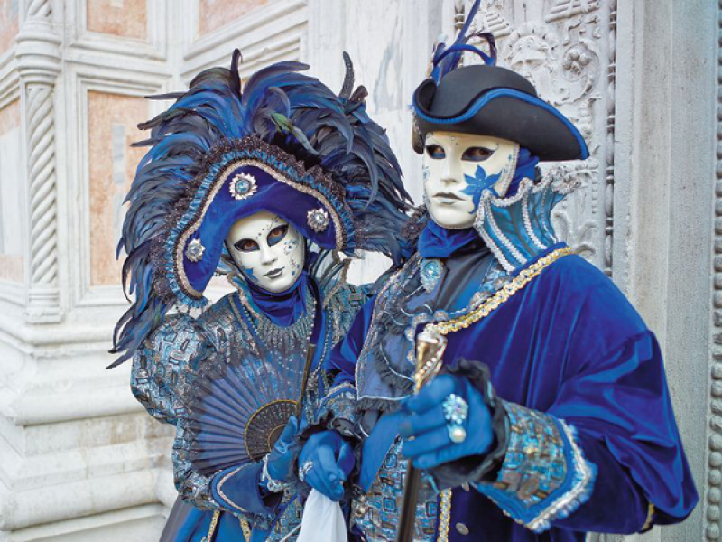 covering-on-the-carnival-of-venice-carnival