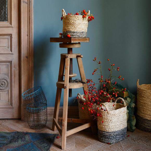 decorative-wicker-basket-ixel-mallet-flowers-plants-vintage-natural-wooden-furnishing-ideas