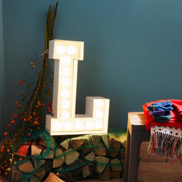 led-letter-individually-decoration-ilex-wood-ceiling-cozy-christmas-winter-interior-design-ideas