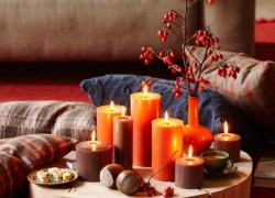 living-room-relax-area-candles-ilex-cross-section-of-tree-trunk-solid-wood-rustic-decoration-pillow-red-yellow-orange-interior-design-ideas