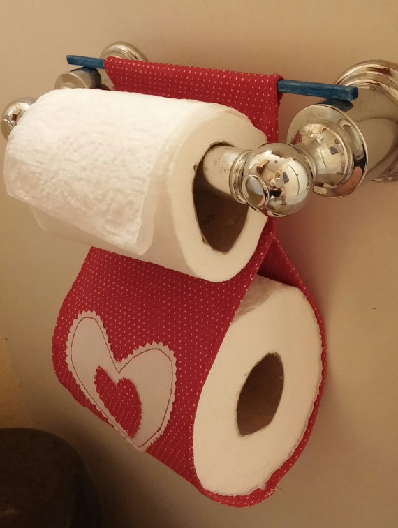 1-toilet-paper-holder-in-red-unique-decorating-ideas-bathroom