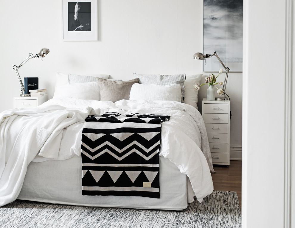 white-bedroom-pattern-ceiling-bedside-drawers-scandinavian-design