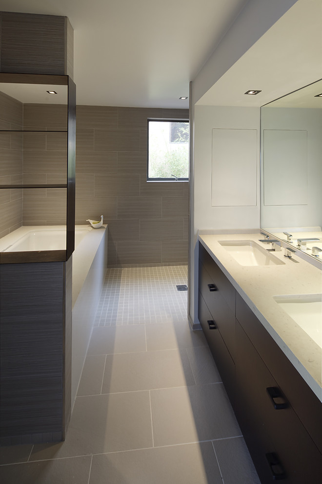 Bathroom bathtub basin mirror tile built-in radiator white beige modern simple bathroom