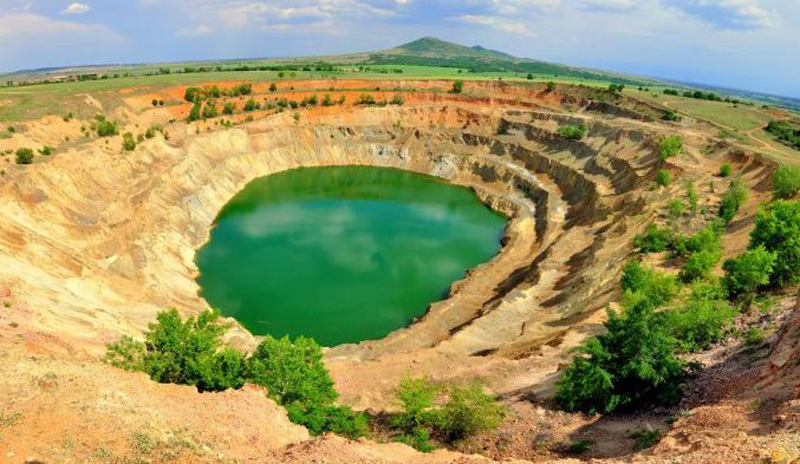 Bulgarian-pit-King-Asen-desert-landscape-poison-waters