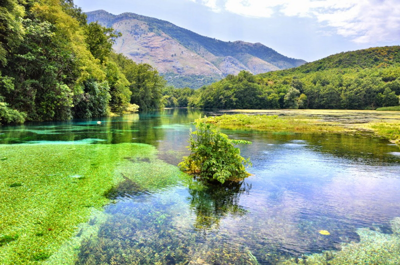 The-Bottomless-Lake-Blue-eye-lake-in-Albania-great-tourist-destination-summer-holiday-sunny-clear-lake-water