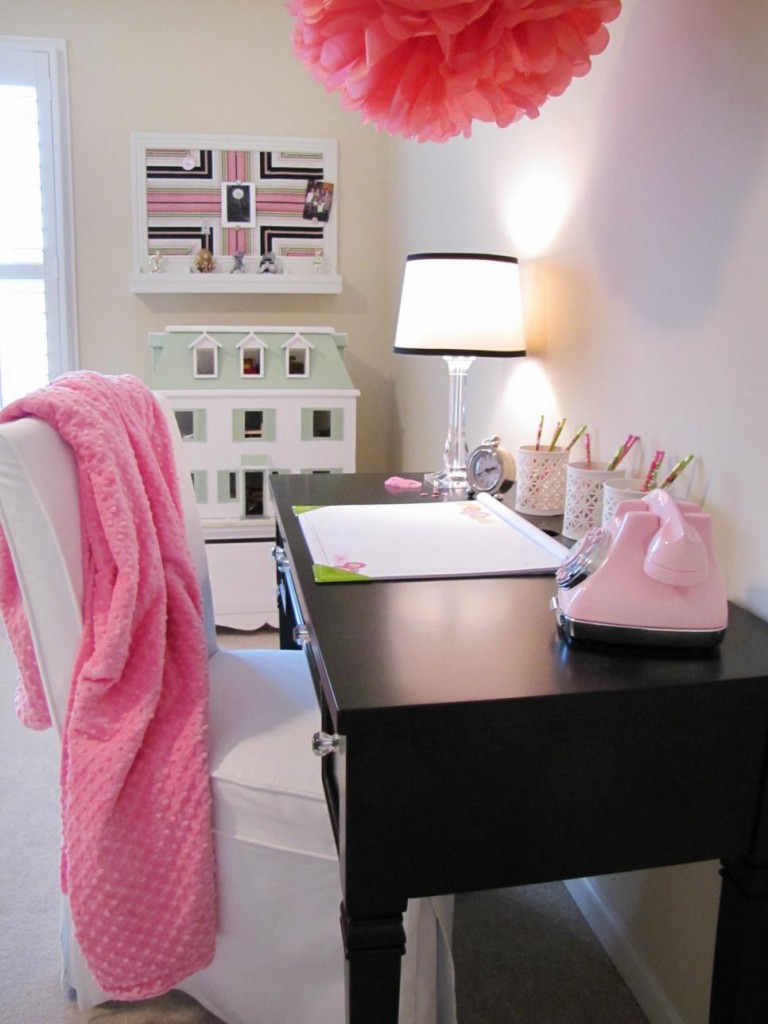 11-Modern youth room in pink with black desk-Youth bedroom Girl