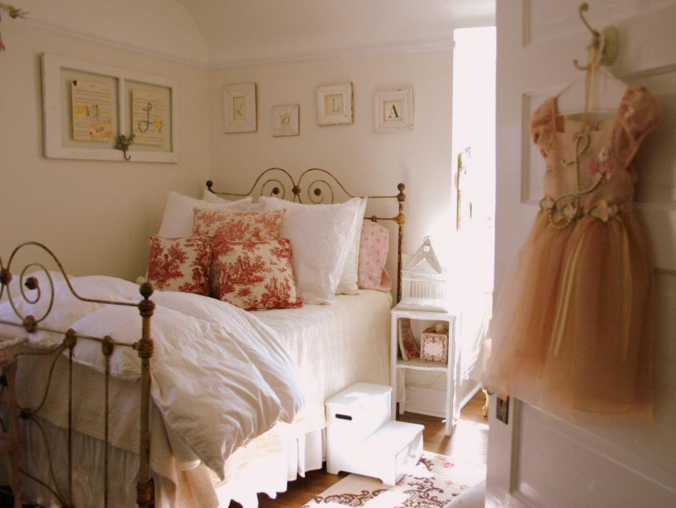 7-Children's room in shabby chic-Youth bedroom Girl