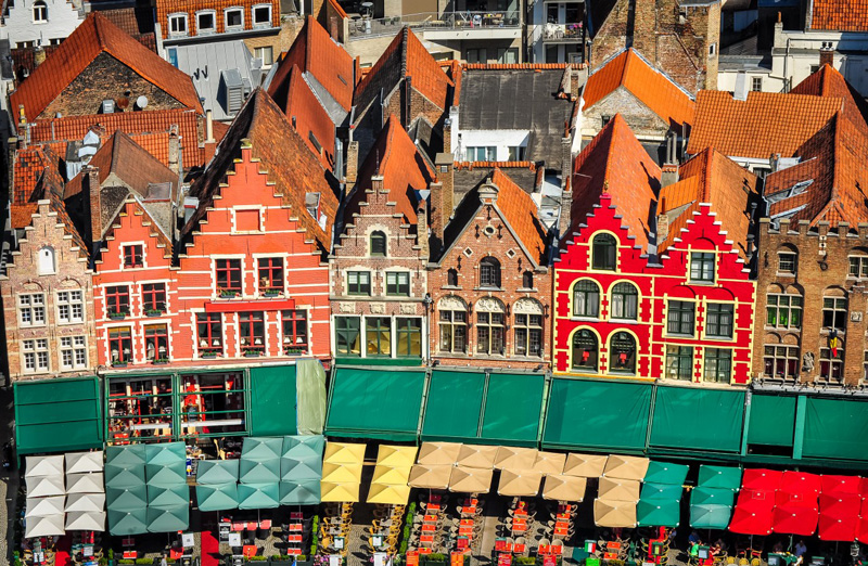 Bruges-Belgium-colorfull-buildings-coffees-tourist-destination-in-autumn