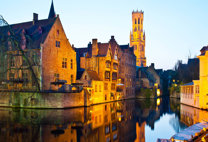 Fall-in-Belgium,-Bruges-magical-river-color-reflect-romantic-atmosphere-old-town-water-of-canals