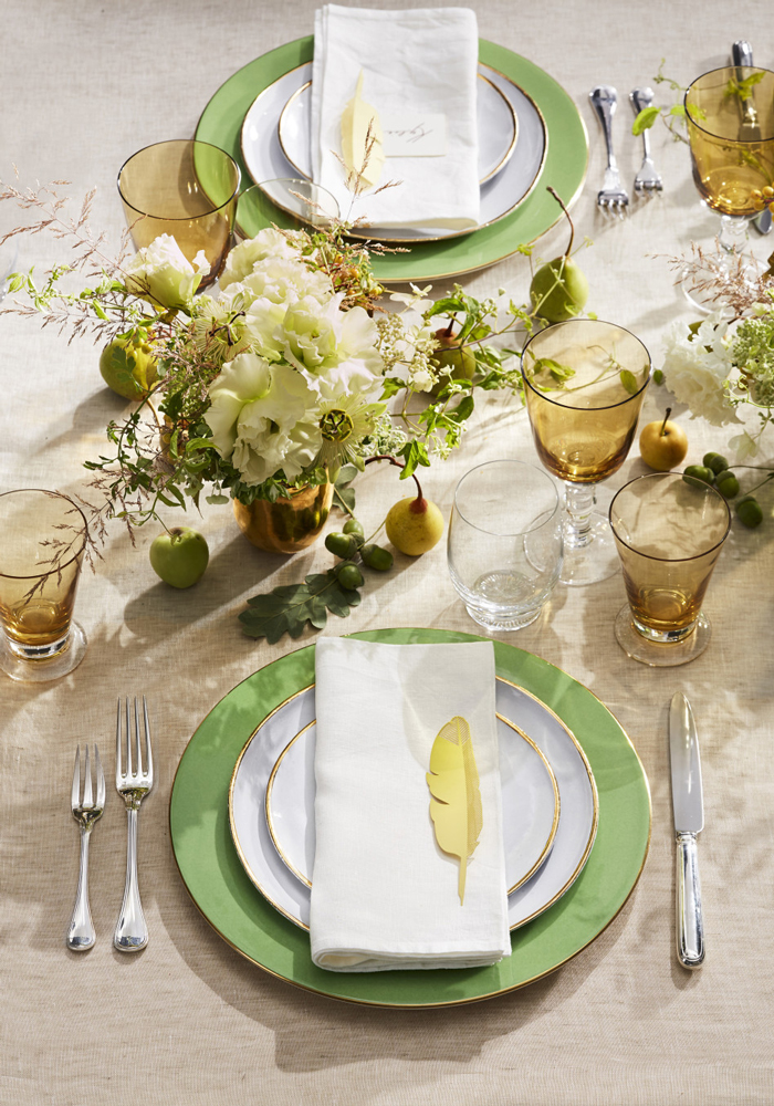 Green-Thanksgiving-Table-Settings-Thanksgiving-Centerpiece-Decorations-Ideas-Green-Dishes-Flowers-on-Table