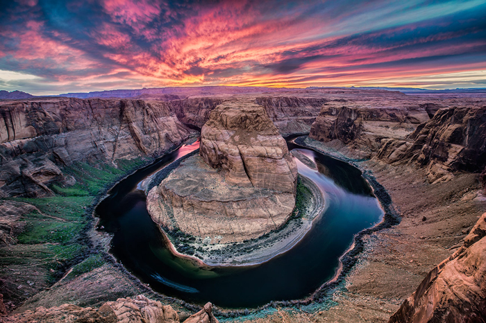 Horseshoe-Bend-Antelope-Canyon,-Arizona-At-Sunshine-Red-Sunshine-Amazing-View-from-above-Selfies-Selfie-take-a-selfie-the-selfie-best-selfie-selfie-stick