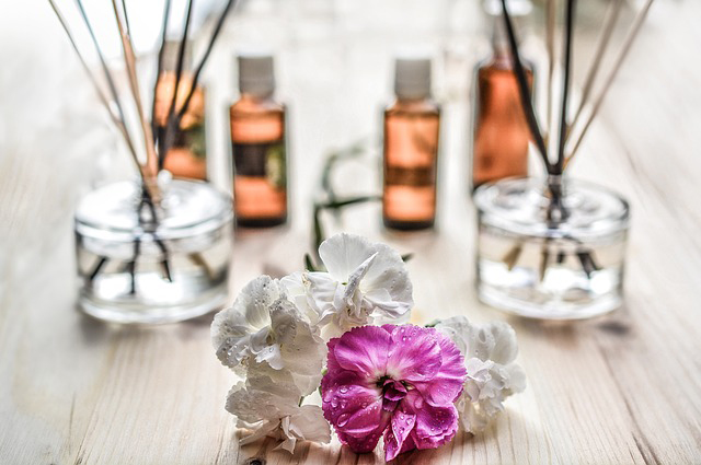 Purple-White-Flowers-Aromatherapy-essential-oil-diffuser-lavender-oil-aromatherapy-oils-pure-essential-oils-frankincense-essential-oil