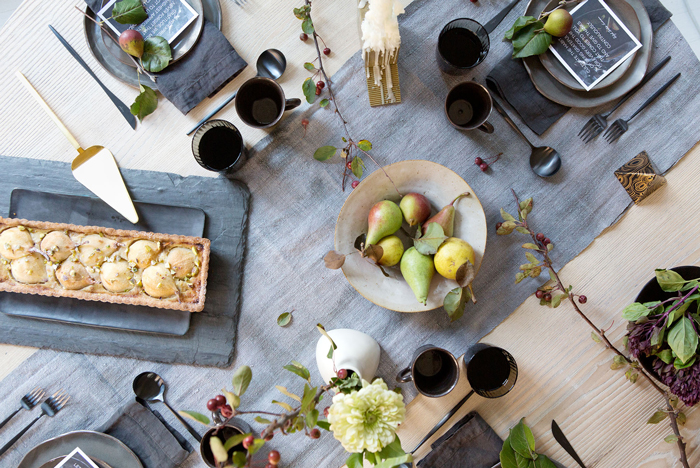 Thanksgiving-Table-Decoration-Ideas-Centerpiece-Table-Peaches-Thanksgiving-Pie-Thanksgiving-Table-Flowers