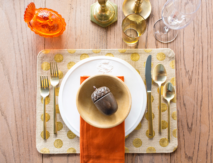 Thanksgiving-Table-Settings-Ideas-Acorn-Golden-Settings-Golden-Table-Decorations