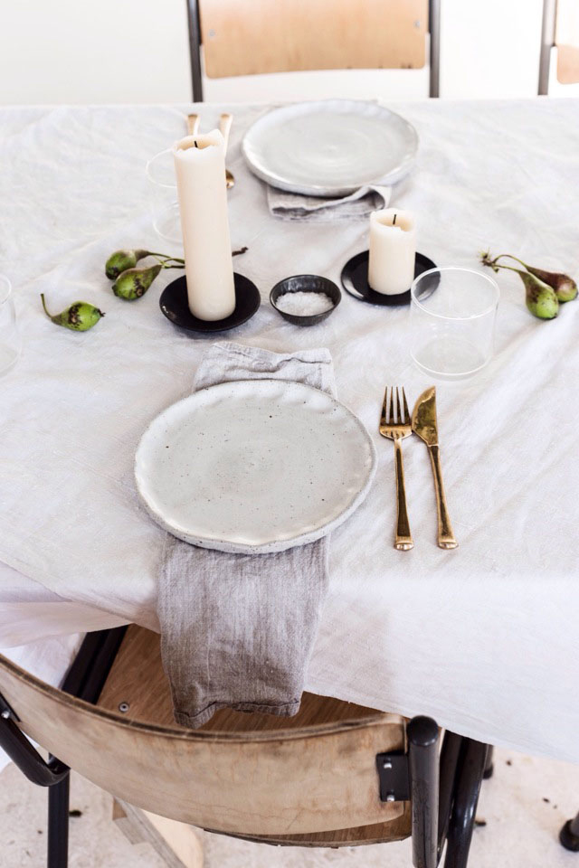 Thanksgiving-Table-White-Candles-Minimal-Thanksgiving-Table-Decorations-Centerpiece