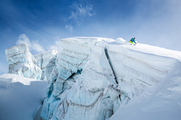 Zermatt,-Switzerland-Skiier-on-the-edge-of-mountain-ski-holidays-skiing-resorts-ski-vacations-last-minute-ski-deals-ski-package-deals-all-inclusive-ski-holidays-best-family-ski-resorts