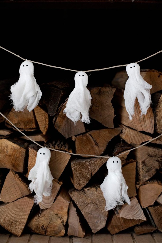 diy-handmade-ghost-garland-Halloween-lights-outside-halloween-decorations-diy-halloween-decorations-best-halloween-decorations--halloween-yard-decorations-vintage-halloween-decorations