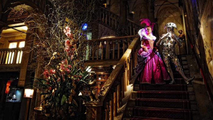 Carnival-Hotel-Danieli-staircase-Carnavals-around-the-world-Most-attractive-costumes