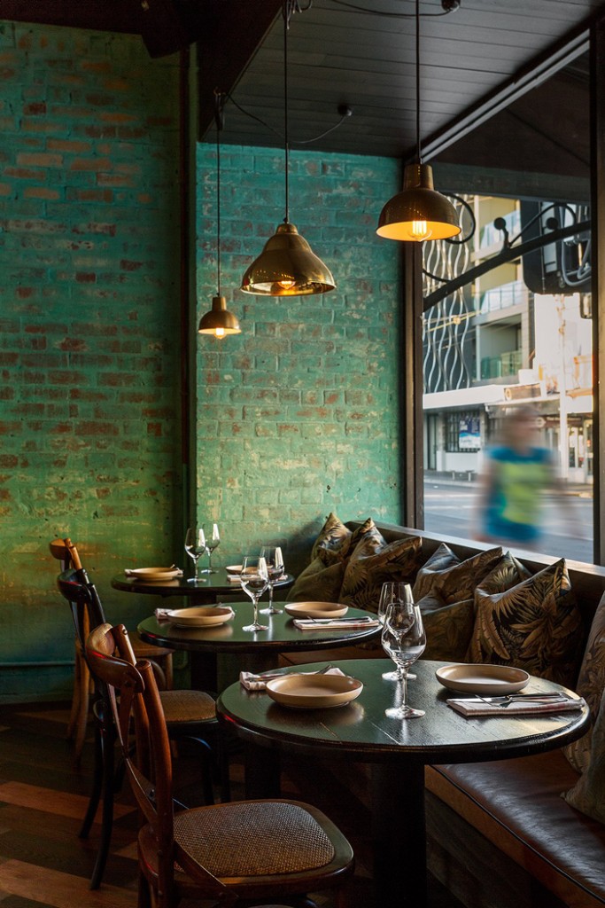 Green-Wall-Green-Interior-Design-Cosy-Restaurant-colors-color-palette-colour-schemes-complementary-colors-colour-combination-basic-color-wheel