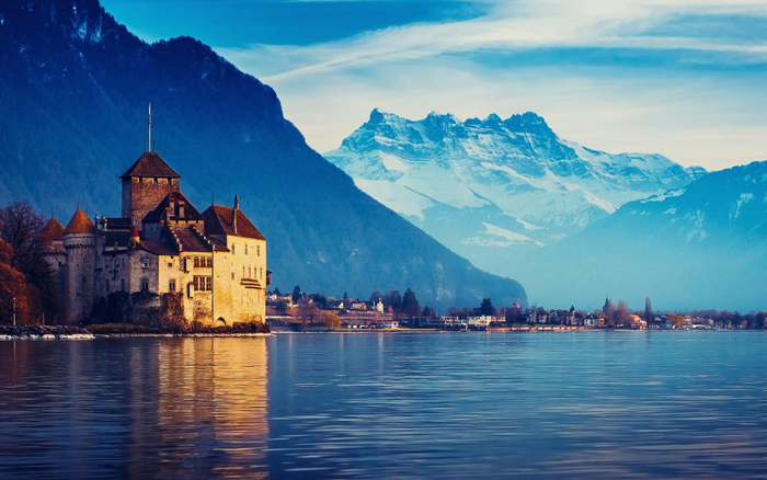 Lake-Geneva-Switzerland-Beautiful-Landscape-Mountains-with-snow-europe-trip-planner-planning-a-trip-to-europe-driving-in-europe-planning-a-driving-holiday-in-europe