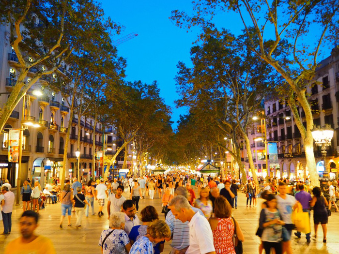 Las-Ramblas-Barcelona-At-Night-the-most-famous-street-in-barcelona-solo-travel-single-travel-travelling-alone-solo-vacations-solo-travel-companies-places-to-travel-alone