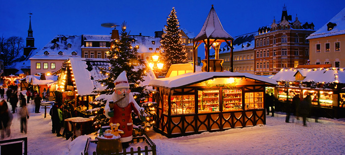 Prague-Christmas-Market-Snowy-Cold-Weather-Christmas-lights-best-christmas-markets-christmas-market-holidays-best-christmas-markets-in-europe