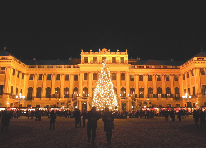 Schönbrunn-Christmas-Market-Castle-best-christmas-markets-christmas-market-holidays-best-christmas-markets-in-europe
