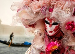 Venice-Carnival-Beautiful-Woman-in-Red-Costume-carnival-festival-carnival-party-carnival-events-local-carnivals-carnival-cruise