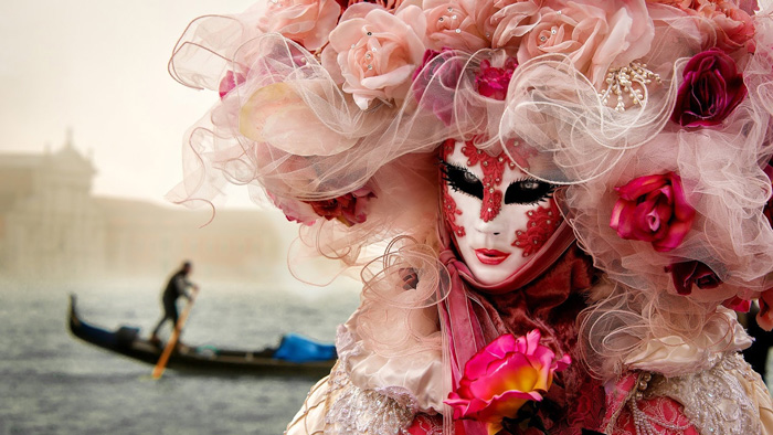 Venice-Carnival-Beautiful-Woman-in-Red-Costume-carnival-festival-carnival-party-carnival-events-local-carnivals-carnival-cruise