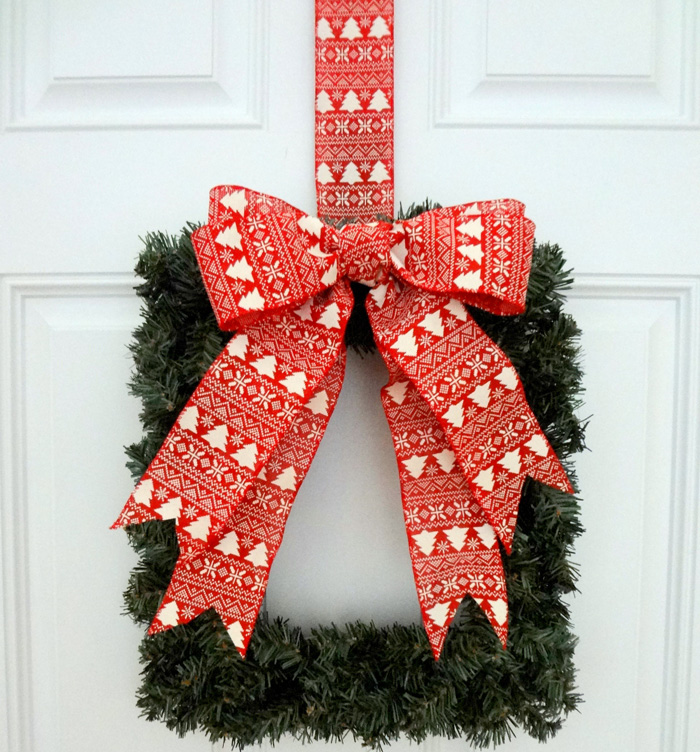 Square-Wreath-Ornamator-Bow-Easy-Bow-Wreath-christmas-diy-christmas-home-décor-christmas-decoration-ideas--christmas-mantel-decorations