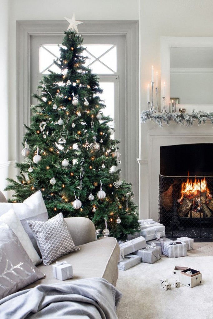 White-Christmas-Livingroom-Decoration-Fireplace-Decor-White-Christmas-Livingroom-Decoraion-christmas-diy-christmas-home-décor-christmas-decoration-ideas-christmas-mantel-decorations