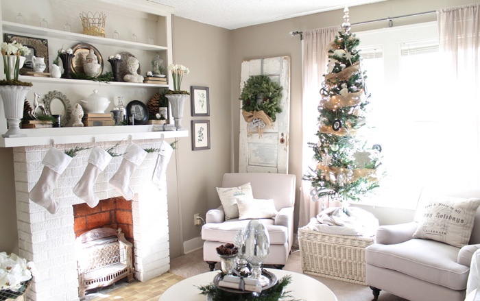 White-Christmas-Livingroom-Fireplаace-Decoraion-christmas-diy-christmas-home-décor-christmas-decoration-ideas-christmas-mantel-decorations
