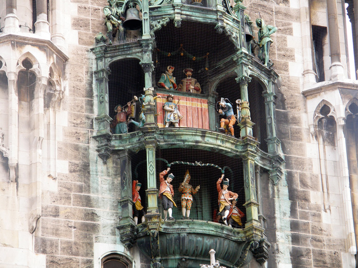 Rathaus-Glockenspiel,-Munich-clock-tower-clock-square-clock-tower-cafe-smaller-clock-tower