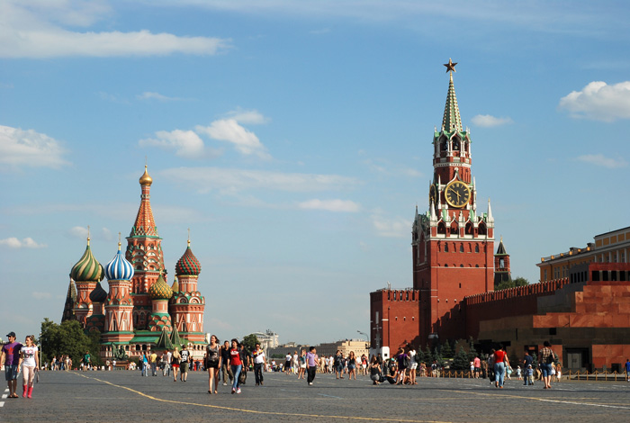 The-Savior-Tower,-Moscow-Red-Square-Summer-time-clock-tower-clock-square-clock-tower-cafe-smaller-clock-tower