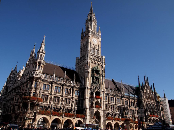 neues-rathaus-munich-city-hall-clock-tower-clock-square-clock-tower-cafe-smaller-clock-tower